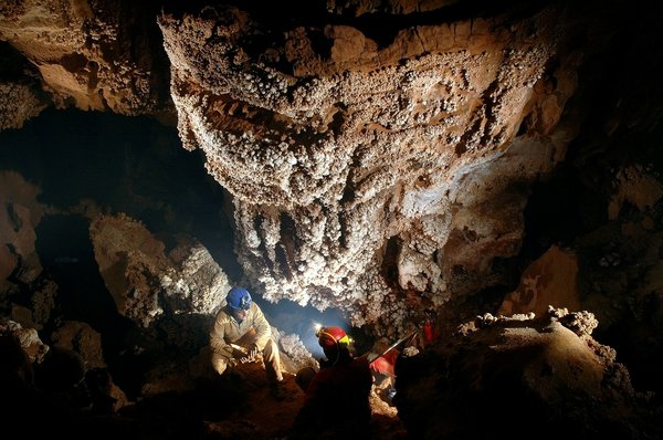 Quelle est la méthode pour créer une cave à vin dans un garage sans ventilation naturelle ?