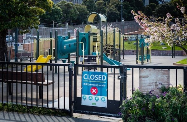 Quelles sont les options pour créer un espace de jeux extérieurs sécurisés pour les enfants ?