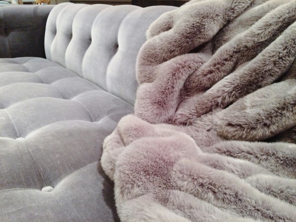 Un plaid en fausse fourrure pour une ambiance cosy et élégante